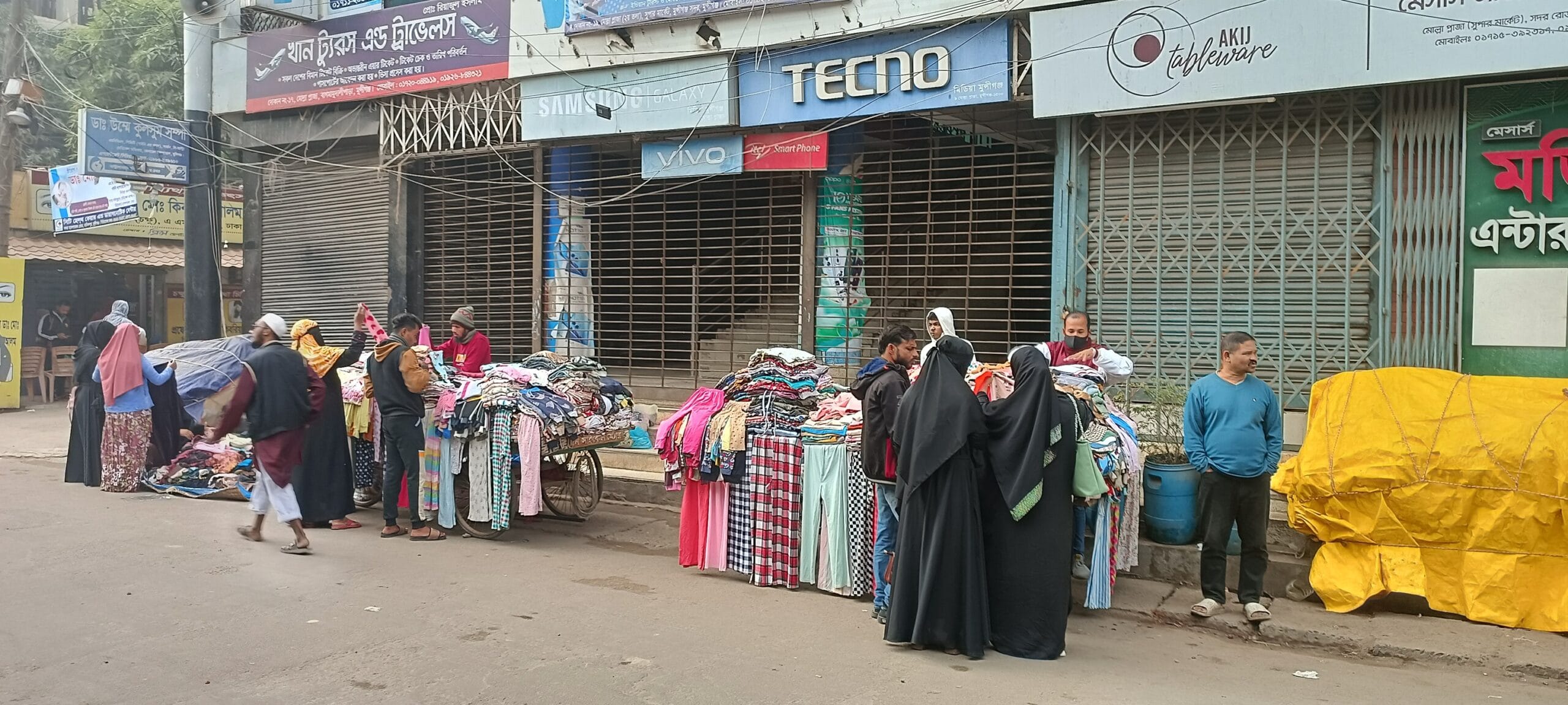 মুন্সীগঞ্জে শীতে গরম কাপড় ফুটপাতই ভরসা