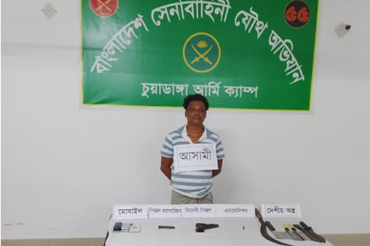 চুয়াডাঙ্গায় অস্ত্রসহ যুবক আটক। ছবি: সারাবেলার খবর