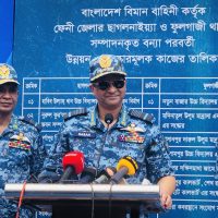 ফেনীর ছাগলনাইয়ায় হাবিব উল্ল্যাহ খান উচ্চ বিদ্যালয়ে বিমান বাহিনী কর্তৃক বন্যাপরবর্তী পুনর্বাসন কার্যক্রমের আওতায় উন্নয়ন কর্মকাণ্ডের উদ্বোধনী অনুষ্ঠানে প্রধান অতিথির বক্তব্য দিচ্ছেন বিমান বাহিনী প্রধান এয়ার চিফ মার্শাল হাসান মাহমুদ খাঁন। ছবি: সারাবেলার খবর