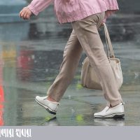 বর্ষায় সংক্রমণের ভয় সবচেয়ে বেশি। রোগের প্রকোপ এড়াতে ব্যাগে স্যানিটাইজার রাখুন। খাবার খাওয়ার আগে দুহাতে স্যানিটাইজার মেখে নিন। ছবি: প্রতীকী