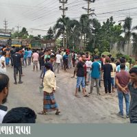 গাজীপুরে ১০ দাবিতে শ্রমিকদের মহাসড়ক অবরোধ। ছবি: সারাবেলার খবর