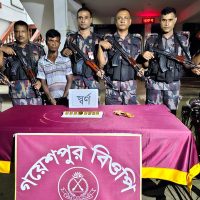 চুয়াডাঙ্গায় দেড় কোটি টাকার স্বর্ণের বারসহ পাচারকারী আটক। ছবি: সারাবেলার খবর