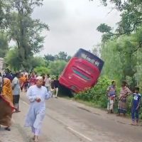 ঠাকুরগাঁওয়ের সড়কে নিভল বাবা-মেয়ের প্রাণ। ছবি: সংগৃহীত