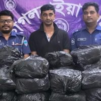 অটোরিকশায় ৯০ কেজি গাঁজা নিয়ে যাচ্ছিলেন চালক। ছবি: সারাবেলার খবর