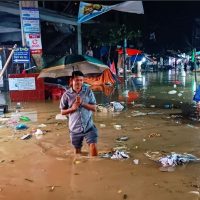 মুহুরী ও সিলোনিয়া নদীর দুটি স্থানে বাঁধ ভেঙে লোকালয় প্লাবিত। ছবি: সারাবেলার খবর