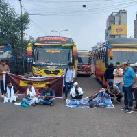 বহিষ্কারাদেশ বাতিলসহ ৫ দাবিতে রাজধানীর নতুনবাজার এলাকায় শিক্ষার্থীদের সড়ক অবরোধ। ছবি: সংগৃহীত