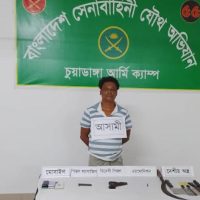 চুয়াডাঙ্গায় অস্ত্রসহ যুবক আটক। ছবি: সারাবেলার খবর